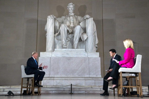 링컨기념관에서 코로나19 대응 밝히는 트럼프