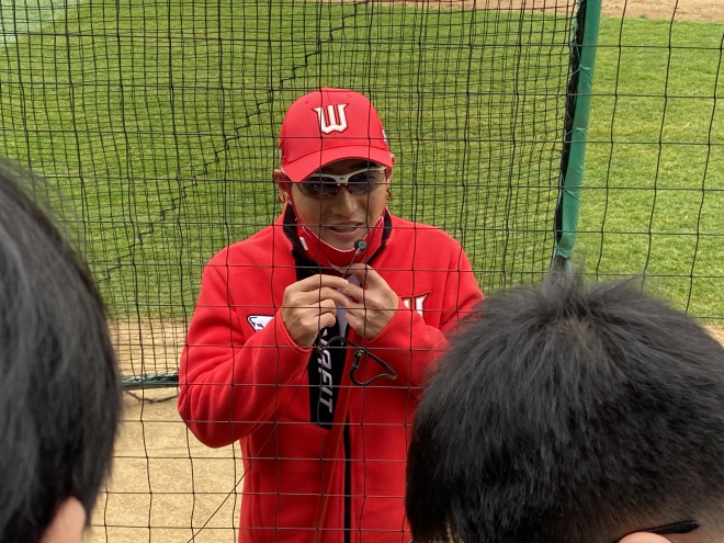 염경엽 SK 와이번스 감독이 경기 시작 전 취재진과 만나 인터뷰를 하고 있다.  최영권 기자 story@seoul.co.kr