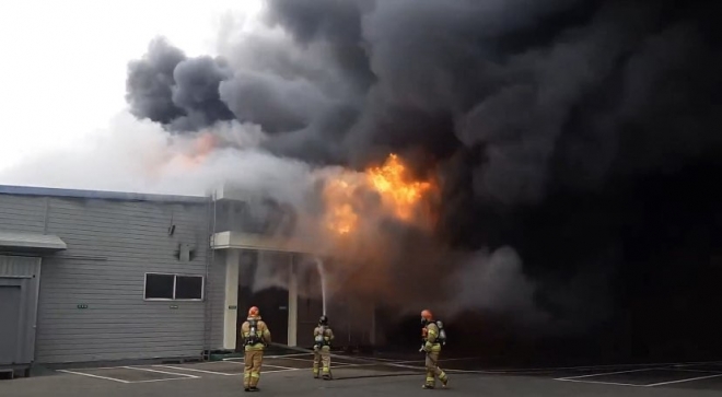 5일 오후 1시 20분쯤 안산시 단원구 성곡동 반월산업단지 내 욕실용품 제조 공장에서 불이 나 출동한 소방당국에 의해 1시간 50분만에 진화됐다.               경기도소방재난본부 제공 