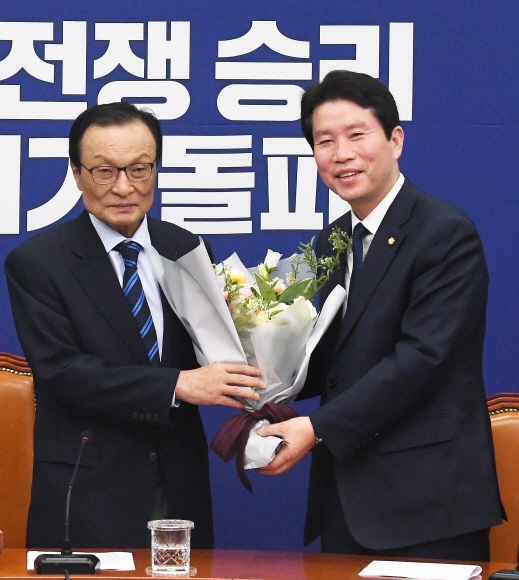 더불어민주당 이해찬 대표가  6일 오전 서울 여의도 국회에서 열린 최고위원회의에서 1년간 원내대표직을 수행한 이인영 원내대표에게 감사의 꽃다발을 전달하고  있다. 민주당은 7일 원내대표 경선으로 통해 새로운 원내대표를 선출한다. 2020.5.6  김명국선임기자 daunso@seoul.co.kr