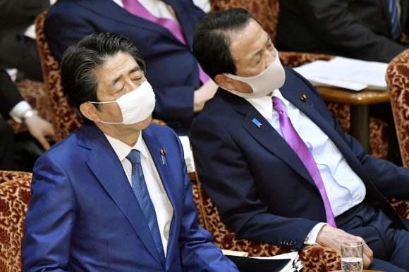 아베 신조(왼쪽) 일본 총리와 아소 다로 재무상 겸 부총리. 로이터 연합뉴스