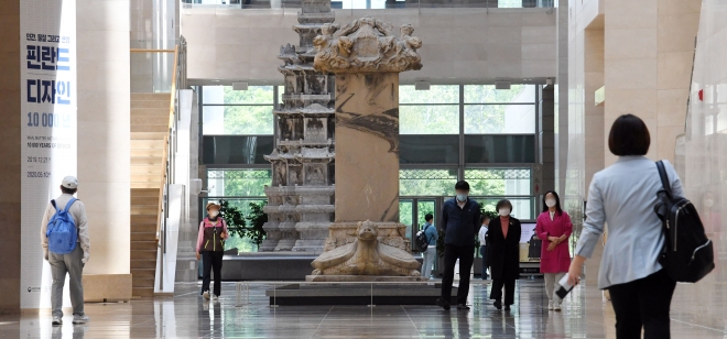 6일 재개관한 서울 용산구 국립중앙박물관을 찾은 관람객들이 박물관을 둘러보고 있다. 2020. 5. 6 정연호 기자 tpgod@seoul.co.kr