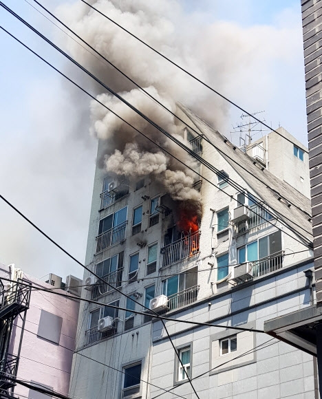 서울 신촌역 인근 원룸텔서 화재…소방당국 “진화 중”