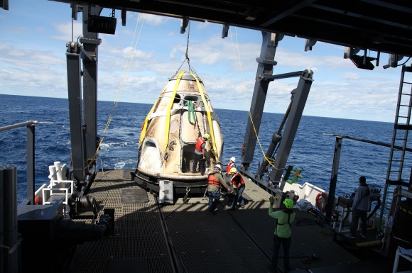 지난해 3월 지구에 안전하게 도착한 스페이스X 크루 드래건의 모습. NASA 제공