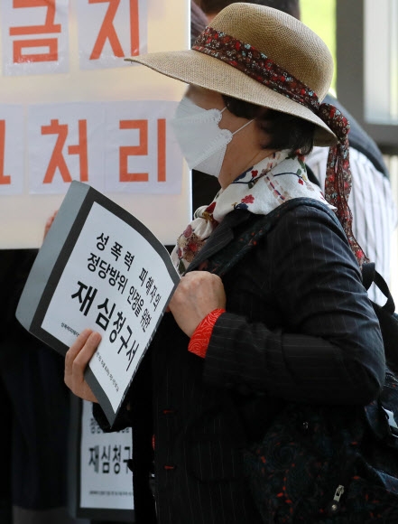 56년 전 성폭행을 시도하려던 가해자의 혀를 깨물었다가 중상해죄로 유죄를 선고받은 최말자씨가 정당방위 인정을 위한 재심 청구를 위해 6일 오후 부산 연제구 부산지방법원 청사에 들어서고 있다. 최씨는 자신의 사건 해결이 혼자서 상처를 끌어안고 있을 성폭력 피해자들에게 용기가 되기를 바라며 재심을 청구했다. 부산 연합뉴스