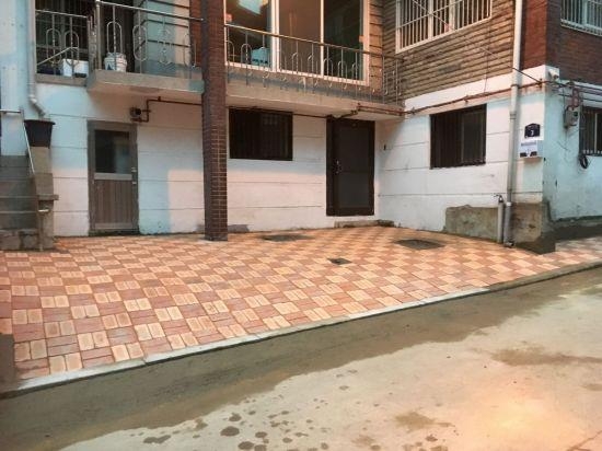 지난해 주택가 주차난 해소와 주거환경 개선을 위해 서울 광진구가 추진한 ‘담장 허물기 주차장 조성사업’ 공사 후 모습. 광진구 제공