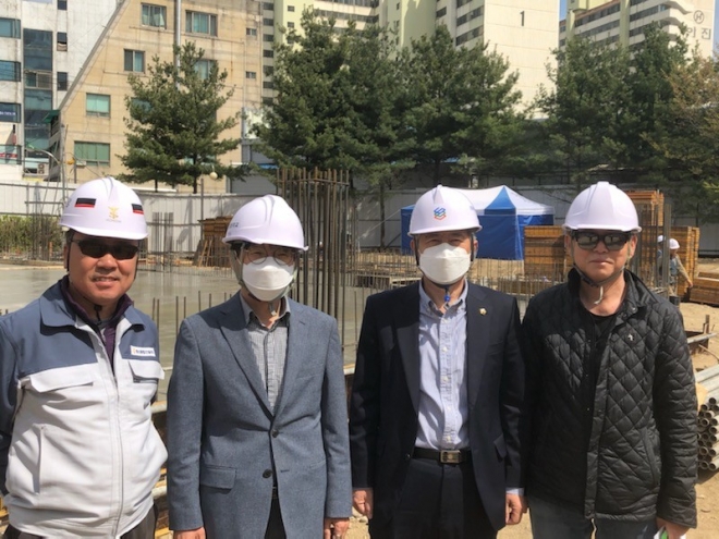 이진 의원, 파주고 다목적체육관 건립현장 방문. 경기도의회 제공.