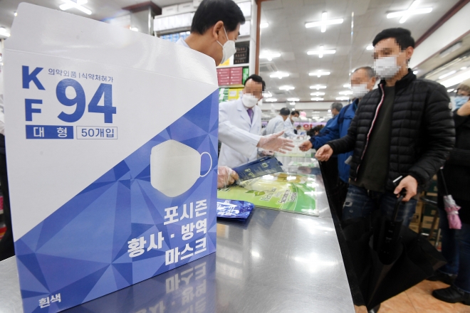 마스크 구매 5부제 시행 둘째날인 지난 3월10일 서울의 한 약국에서 시민들이 마스크를 구매하고 있다. 서울신문 DB