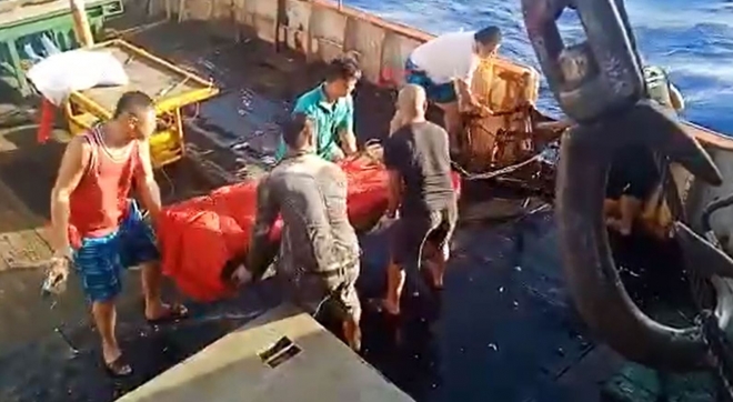 중국의 참치 원양 어선 롱싱 629호 선원들이 조업 중 숨진 인도네시아인 선원의 시신을 담은 관을 바다에 수장하고 있다. 환경운동연합 동영상 캡처