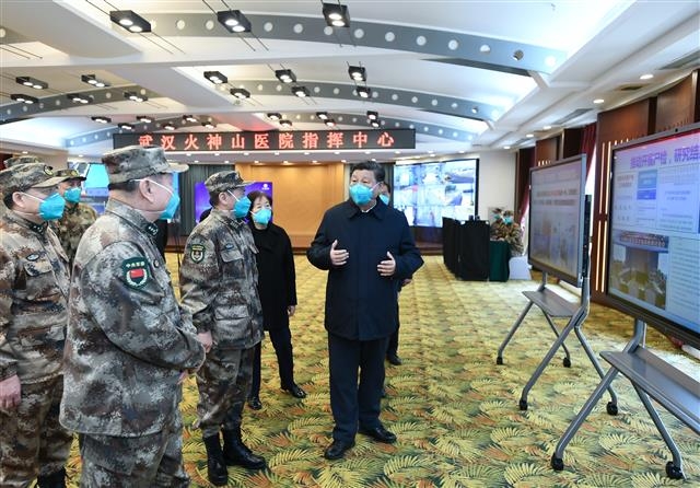 시진핑 중국 국가주석이 지난 3월 10일 코로나19가 창궐한 후베이성 우한의 훠선산병원 방역센터를 방문해 관계자들을 격려하고 있다. AP연합
