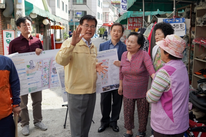 유덕열(가운데)동대문구청장이 서울 제기동 감초마을 주민들에게 주택개량 지원사업에 대해 설명하고 있다.  동대문구 제공 
