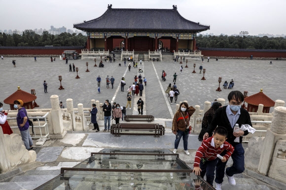 중국 베이징 시민들이 노동절 연휴 나흘째인 4일 관광 명소인 톈탄공원에서 나들이를 즐기고 있다. 베이징  EPA 연합뉴스