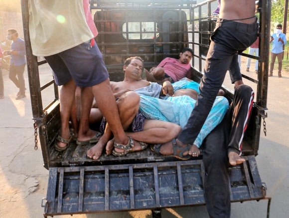7일(현지시간) 인도 남부 안드라프라데시주 비샤카파트남의 LG폴리머스인디아 공장에서 누출된 가스를 흡입해 쓰러진 주민들이 트럭에 실려 인근 병원으로 후송되고 있다.  비샤카파트남 로이터 연합뉴스