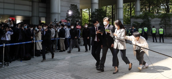 ‘감찰무마 의혹’ 조국 첫 법정 출석