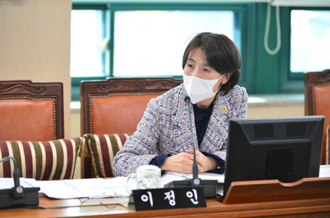 보건복지위원회 회의에서 질의하고 있는 ‘이정인 의원(더불어민주당, 송파5)’