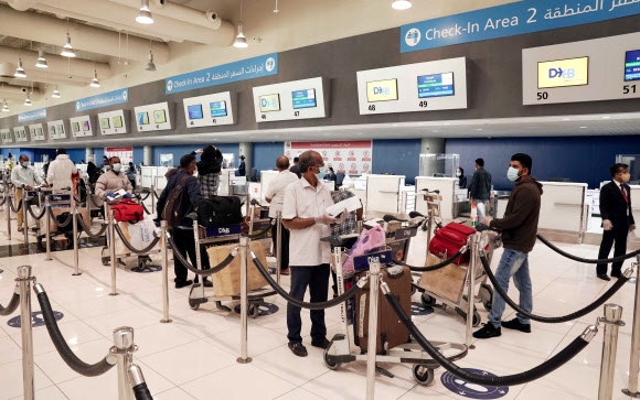 코로나19가 확산하고 있는 아랍에미리트(UAE)에서 철수하려는 인도인들이 7일(현지시간) 두바이 국제공항에서 출국 절차를 밟고 있다. 연합뉴스