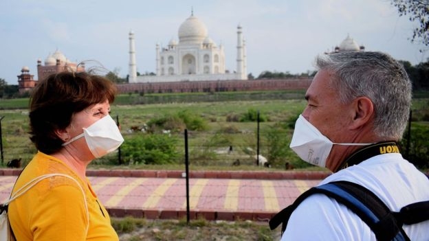 세계적 관광 명소 타지마할이 있는 아그라 시는 한때 인도에서도 손꼽히는 방역 모델로 인정됐으나 지난달 다시 감염 환자가 속출해 샴페인을 일찍 터뜨리면 안되는 사례로 꼽히고 있다. 아나돌루 통신 제공 영국 BBC 홈페이지 캡처 