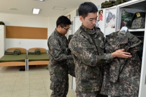 [밀리터리 인사이드] 추억이 된 칼주름…‘전투복 다림질’이 사라진 이유