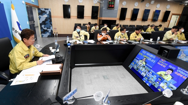 이철우(왼쪽) 경북도지사가 코로나19 대응 중앙재난안전대책본부 회의에서 발언하고 있다. 경북도 제공