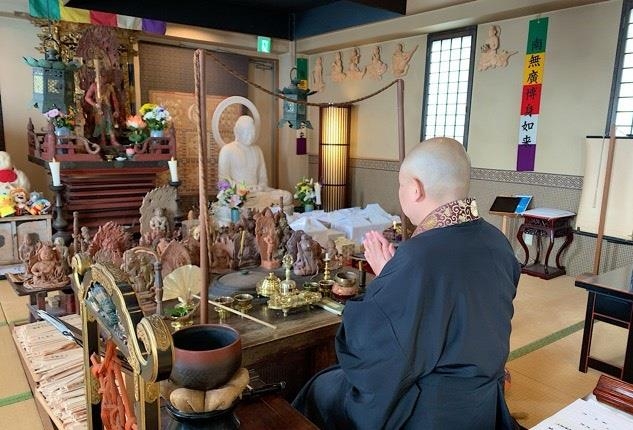 일본 도쿄도 오타구의 사찰 ‘혼주인’은 매월 15일 전국 각지에서 보내진 유골들을 불상 내부에 봉안하는 납골 법요식을 하고 있다. 혼주인 홈페이지