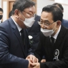 다른 삶의 두 남자… 20대 국회 숙제, 21대 새 과제 ‘남다른 신경전’
