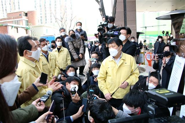이성(가운데) 구로구청장이 지난 3월 12일 신도림동 코리아빌딩을 방문한 정세균(왼쪽) 국무총리에게 콜센터 집단감염 상황 및 대응 현황에 대해 브리핑하고 있다.