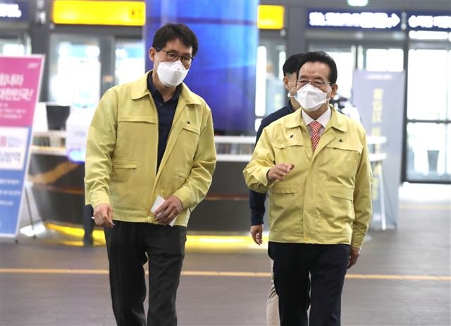 정순균(오른쪽) 강남구청장이 생활 속 거리두기(생활방역) 전환을 사흘 앞둔 지난 3일 수서역 SRT를 찾아 방역 수칙 준수 여부 등을 점검하고 있다.