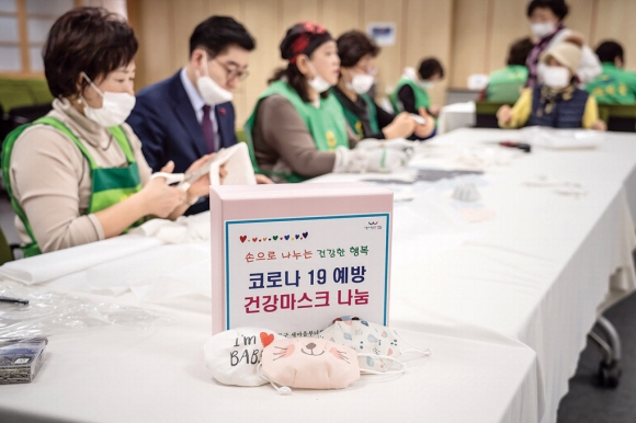이정훈(왼쪽 두 번째) 강동구청장이 지난 2월 14일 강동구청 대강당에서 강동구 새마을부녀회와 면마스크를 만들고 있다.
