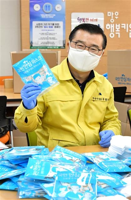 류경기 중랑구청장이 지난 3월 24일 망우행복키움마을공동일터를 방문해 국민안심마스크 포장 작업에 직접 참여하고 있다.