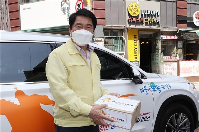 박준희 관악구청장이 직접 강감찬 택배차를 이용해 한 노래연습장에 ‘1020 강감찬 방역물품 택배’ 상자를 전달하고 있다.