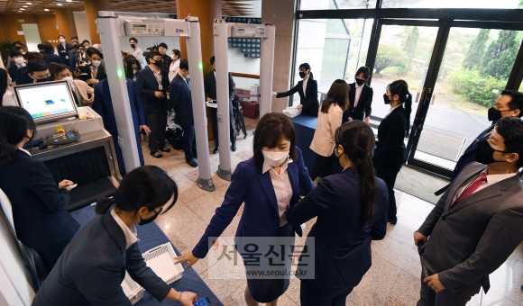 발열 검사받는 기자들 