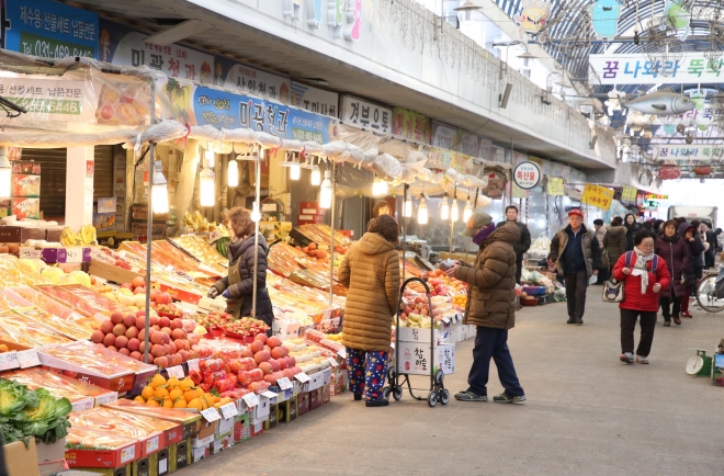 안양시가 운영하는 ‘청년도깨비야시장’이 기대에 못미치는 결과로 실효성 논란에 쌓였다. 사진은 청년야시장을 운영하고 있는 남부시장 전경. 경기도 제공. 안양시 제공  