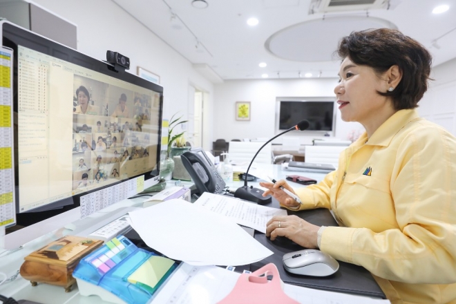 조은희 서초구청장장이 지난 3월 27일 재난안전대책본부 화상회의를 진행하고 있다.