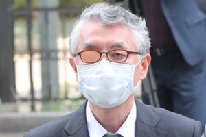 [포토] 문은상 신라젠 대표, ‘지팡이 짚은 채’ 천천히 영장심사 출석