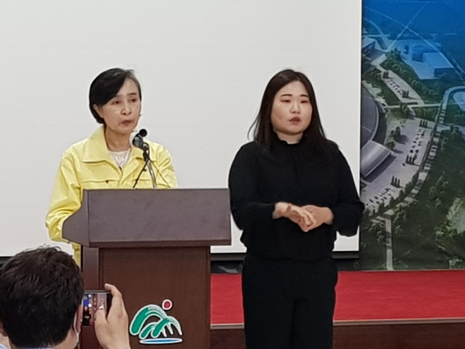 충북도 전정애(왼쪽) 보건복지국장이 11일 도청 대회의실에서 코로나19 브리핑을 하고 있다. 남인우 기자