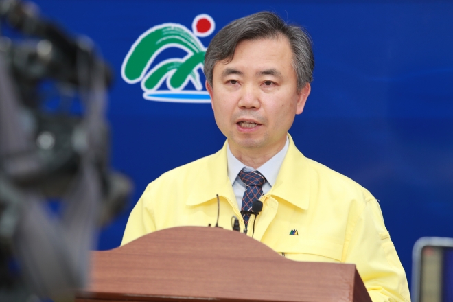 김장회 충북도 행정부지사가 11일 도내 유흥주점 등에 대한 집합금지 명령 시행을 발표하고 있다. 충북도 제공.