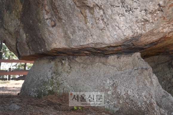 탁자형 고인돌의 덮개돌 모양에 맞추어 받침돌을 깎아 맞추었다. 이러한 기법은 ‘그렝이질’이라 불러 한국 건축기법의 오래된 전통을 이룬다.  오장환 기자 5zzang@seoul.co.kr