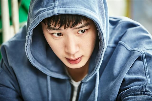 넷플릭스 드라마 ‘인간수업’은 청소년 성매매를 직접적으로 다뤄 뜨거운 관심을 받고 있다. 김동희는 극 중에서 모범 학생이지만 성범죄를 주도하는 극단의 양면성을 가진 주인공 오지수 역을 소화한다. 넷플릭스 제공