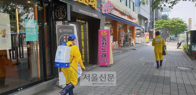 11일 방역직원들이 서울 동작구 노량진 일대 거리를 소독하고 있다.