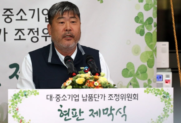 김동명 한국노총 위원장이 11일 서울 영등포구 여의도 중소기업중앙회에서 열린 대·중소기업 납품단가 조정위원회 현판 제막식에서 축사하고 있다. 한국노총은 이날 코로나19 위기 극복을 위한 원포인트 사회적 대화에 참여하겠다고 밝혔다. 연합뉴스