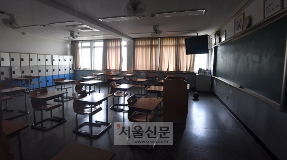 서울의 한 고등학교 교실이 텅 비어 있다.