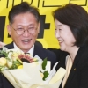 [서울포토]꽃다발 받는 배진교 신임 원내대표