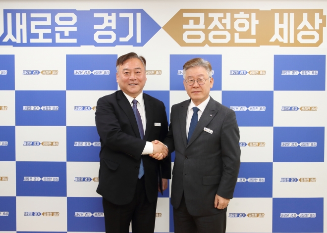 12일 경기도청 도지사 집무실에서 이재명 경기도지사(오른쪽)가 이재강 경기도 평화부지사에게 임용장을 수여한후 기념촬영을 하고 있다.  경기도 제공 