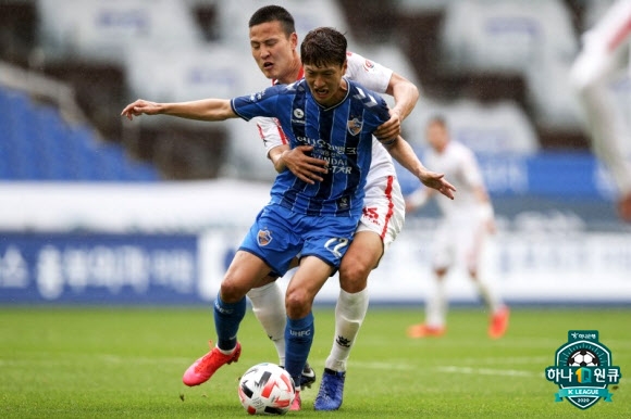 지난 9일 울산 문수축구경기장에서 열린 K리그1 1라운드 경기에서 울산 현대의 이청용이 상주 상무의 권경원과 공을 다투고 있다. 한국프로축구연맹 제공