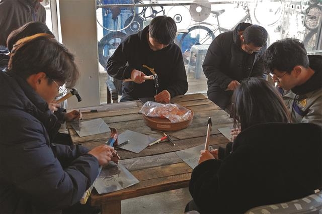 지난해 있은 삶기술학교에서 교육생들이 금속공예를 배우고 있는 모습. 서천군 제공