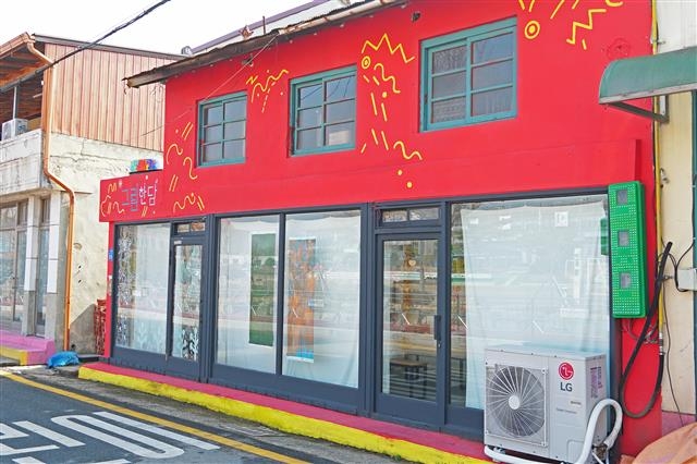 화가 유리나씨가 유리창이 깨지고 비어 있던 서천군 한산면의 한 새시 가게를 리모델링해 만든 창작실. 서천군 제공