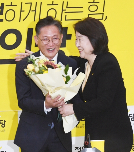 12일 국회에서 열린 정의당 당선자 총회에서 21대 국회 정의당 1기 원내지도부로 선출된 배진교(왼쪽) 신임 원내대표가 심상정 대표에게서 꽃다발을 받으며 환하게 웃고 있다. 김명국 선임기자 daunso@seoul.co.kr