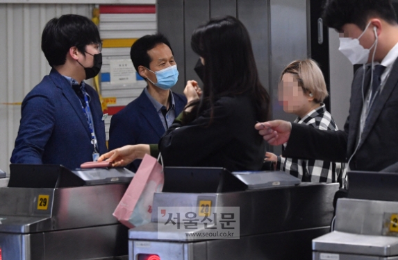 [서울포토] 마스크 미착용으로 서울 지하철 탑승 제지받는 승객