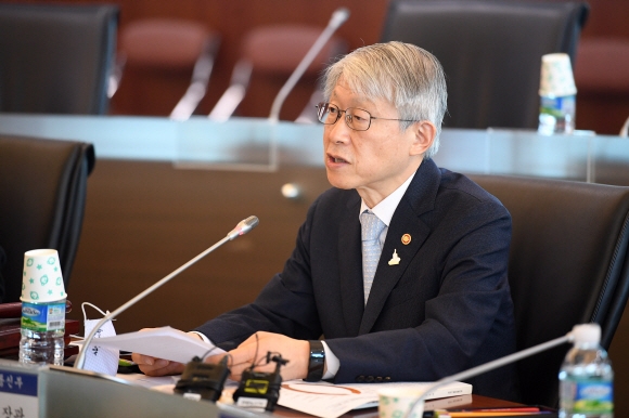 최기영 과학기술정보통신부 장관이 13일 오전 서울 중구 서울중앙우체국에서 열린 제9차 신기술-서비스 심의위원회에서 모두발언을 하고 있다. 2020.5.13 오장환 기자 5zzang@seoul.co.kr