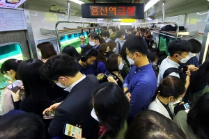 “가만히 있어봐” 지하철서 여성 강제추행 50대 구속기소